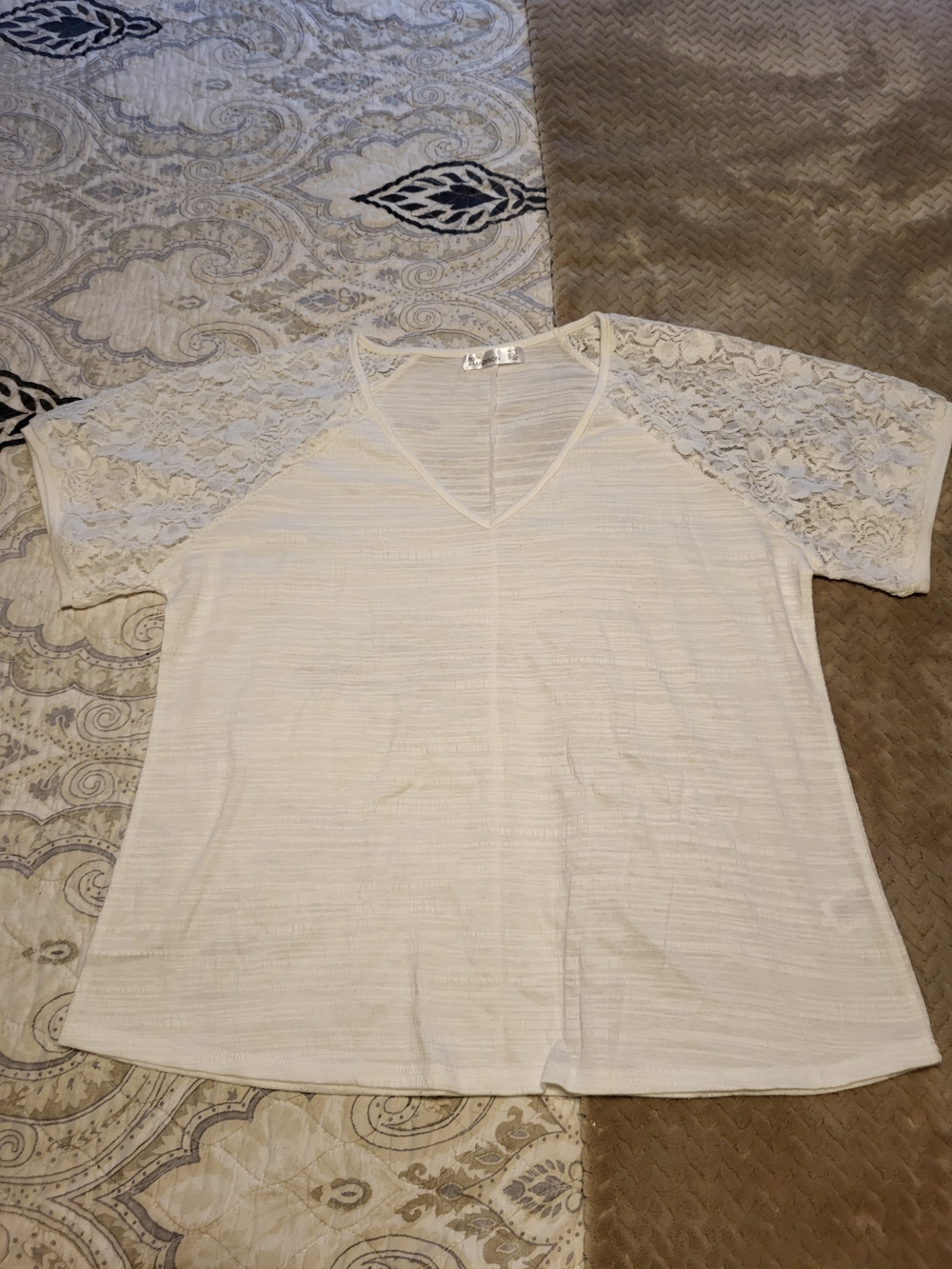 89th & Madison White Lace Raglan V-Neck Top
